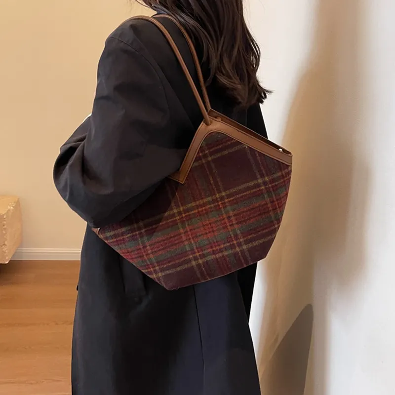 DALO Woolen Shoulder Bag Women's Black/Coffee-9