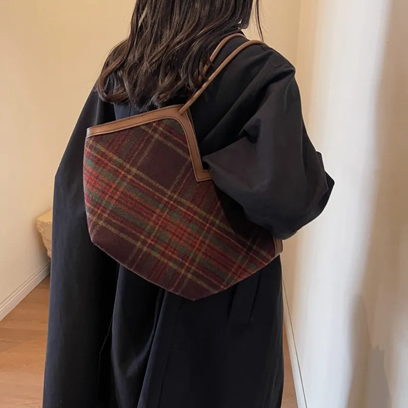 DALO Woolen Shoulder Bag Women's Black/Coffee-8