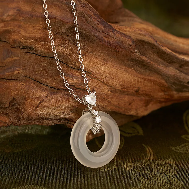 Bubble Scallops Chalcedony Necklaces Unisex-1