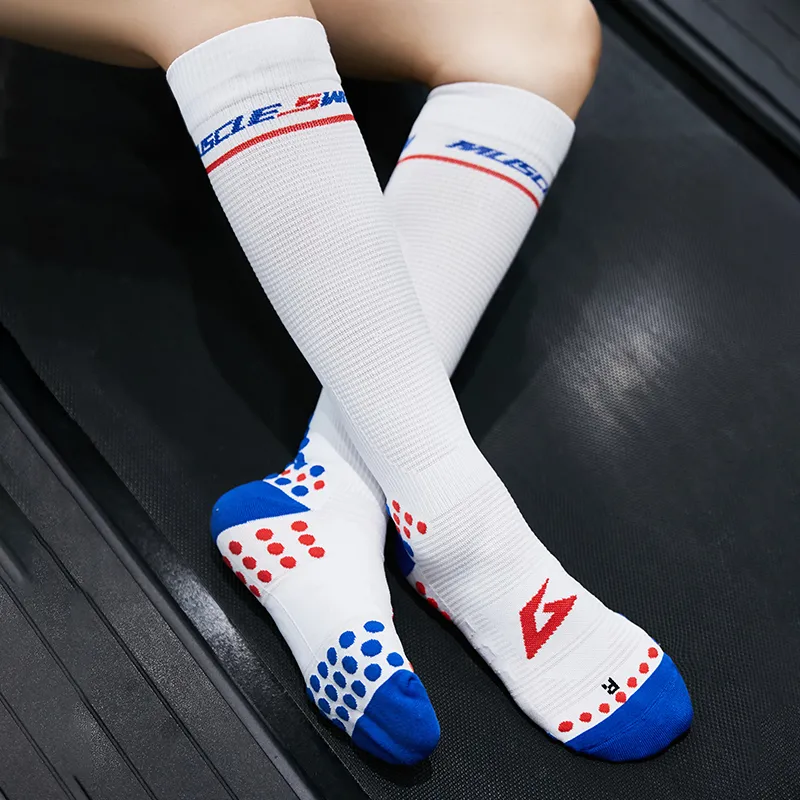 MUSCLESWING Knee High Socks Unisex 1 Pack White-3