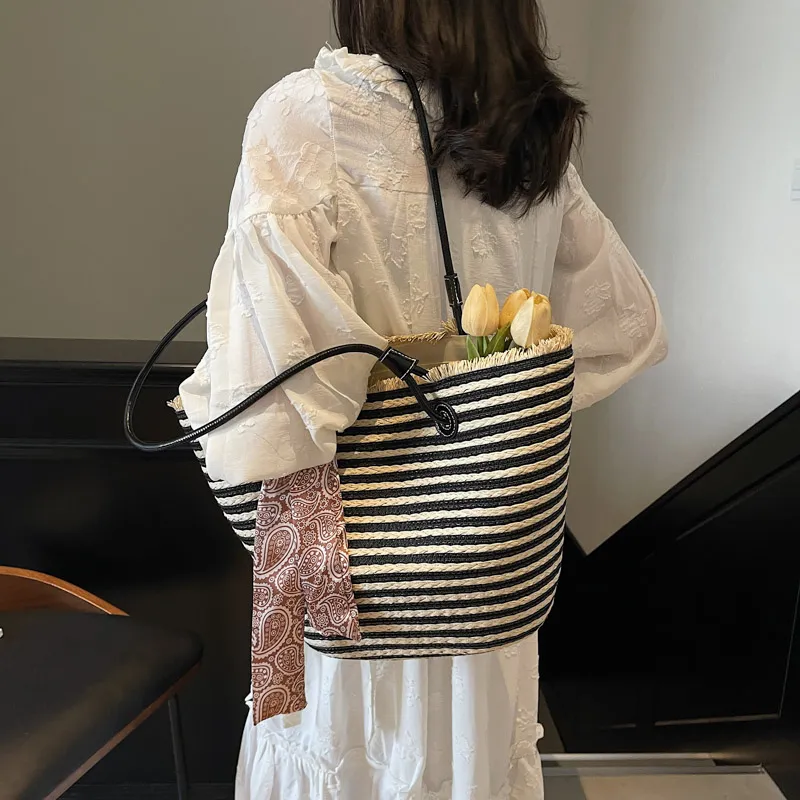 Yalu Straw Woven Shoulder Bag Women's Black/Khaki-7