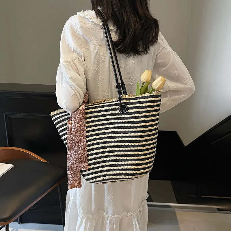 Yalu Straw Woven Shoulder Bag Women's Black/Khaki-9