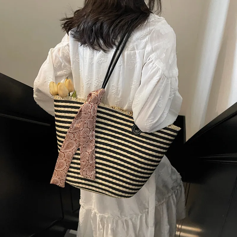 Yalu Straw Woven Shoulder Bag Women's Black/Khaki-10