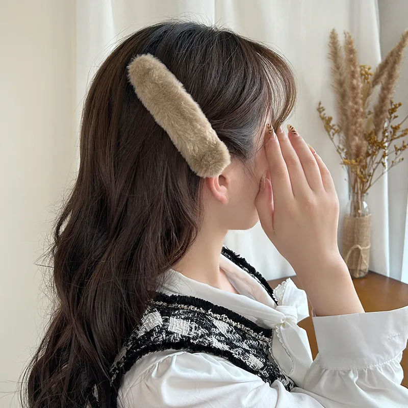 QIHUAMANYU Plush Hair Clips Women's-10
