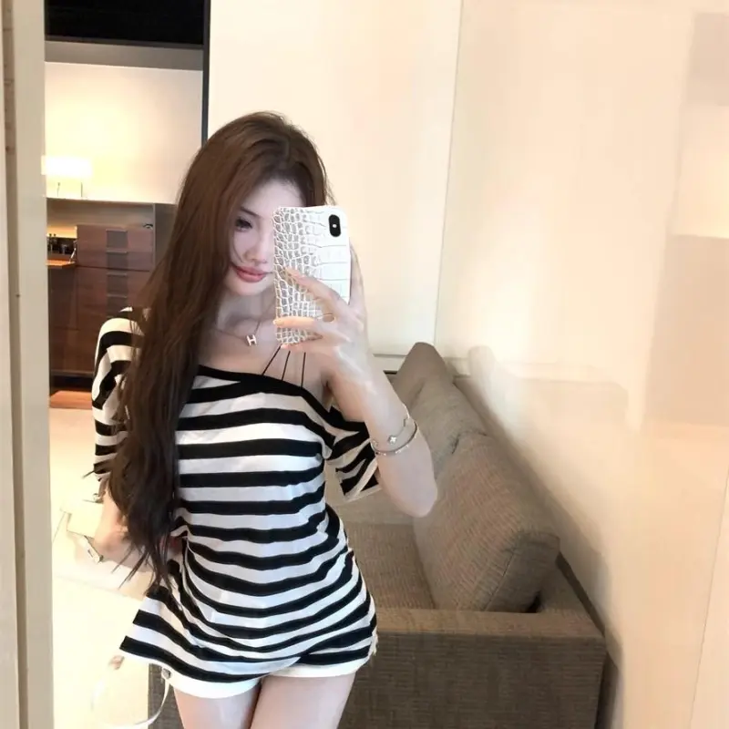 DOKZB T Shirts Women's Black White Stripes-1
