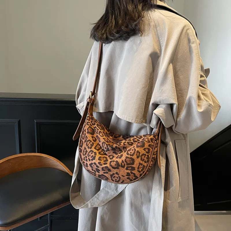 ROUNDOT Suede Crossbody Bag Regular Women's Coffee/Brown-10