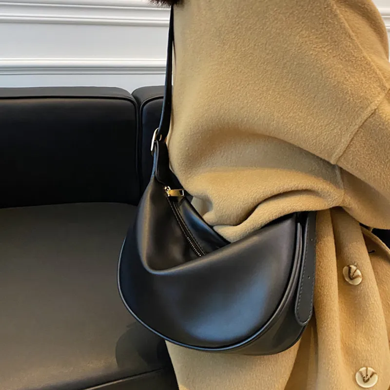 Bullrun Cow Leather Shoulder Bag Women's Black-1