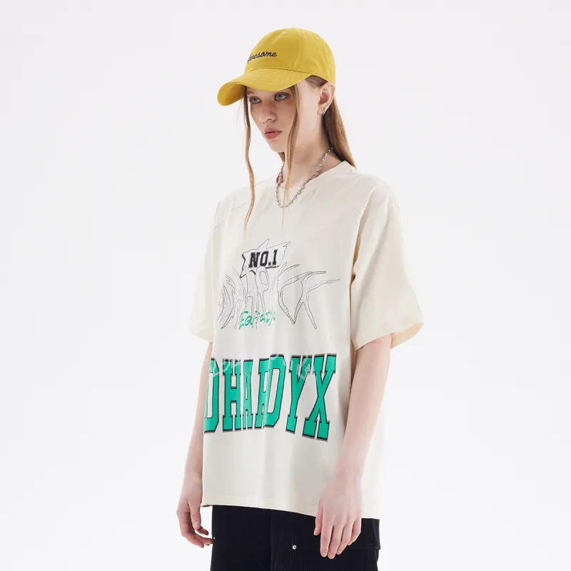 Das Tragen dieses adidas Must Haves T-Shirts zeigt das