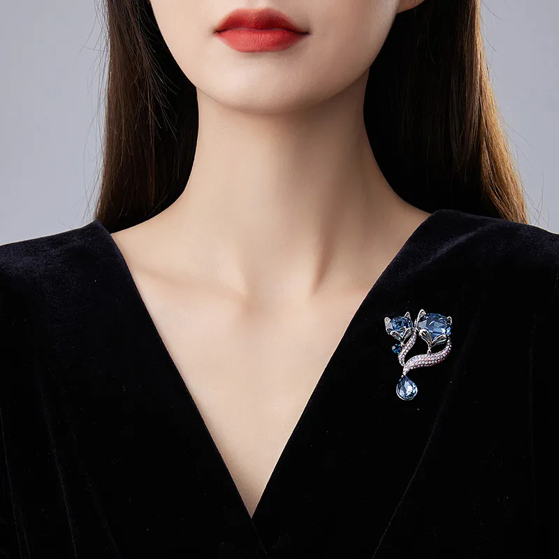 VIOLET Brooches Unisex-1