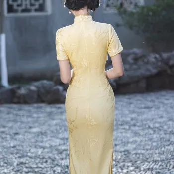Classic Cheongsam Exudes Unique Charm Women's