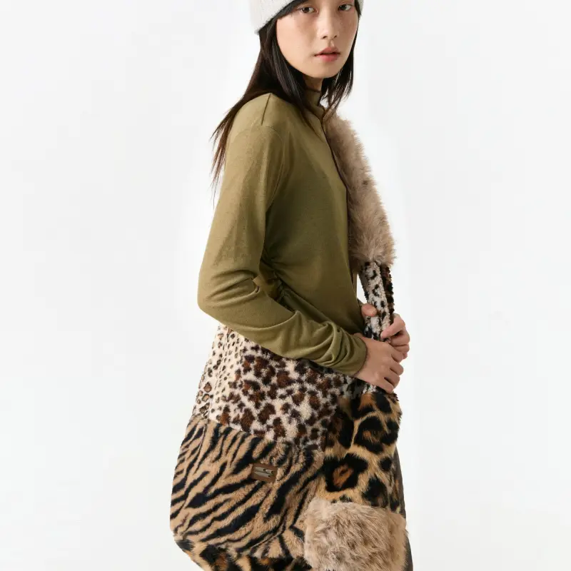 Crying Center Fabric Shoulder Bag Women's Plush Multicolor-4