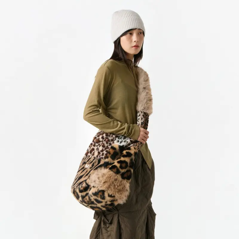 Crying Center Fabric Shoulder Bag Women's Plush Multicolor-3