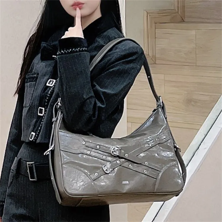 HXXXXS Cow Leather Shoulder Bag Women's Black-9