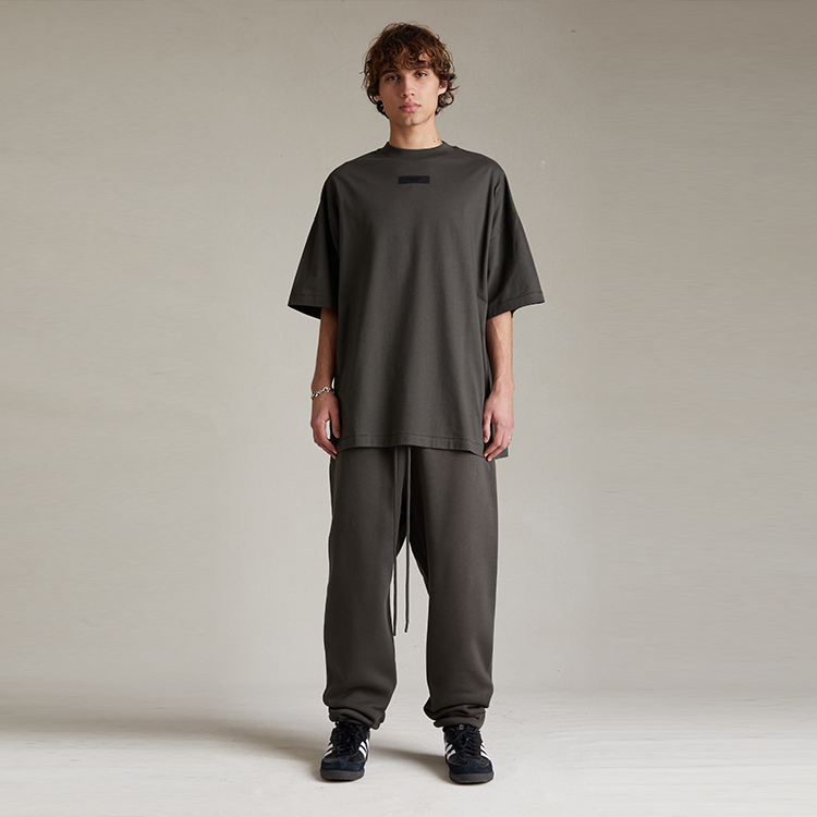 ボトムスその他 FEAR OF GOD WOMEN`S RELAXED SWEATPANT Fleece Relaxed Sweatpant - Olive | ESSENTIALS | Fear of God