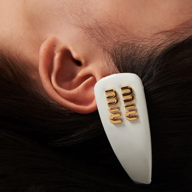 ★MiuMiu★ Enamel l Hair Pin White 5JF1362F6TF0009 5JF13 cq5dam.web.hE7E3DA.700.700.jpg