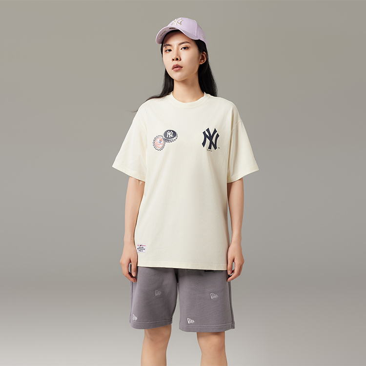 Tシャツ・カットソー New Era New Era Football Jersey T-Shirt Ivory New Era SS23 New York Yankees Logo Print Casual Crewneck T