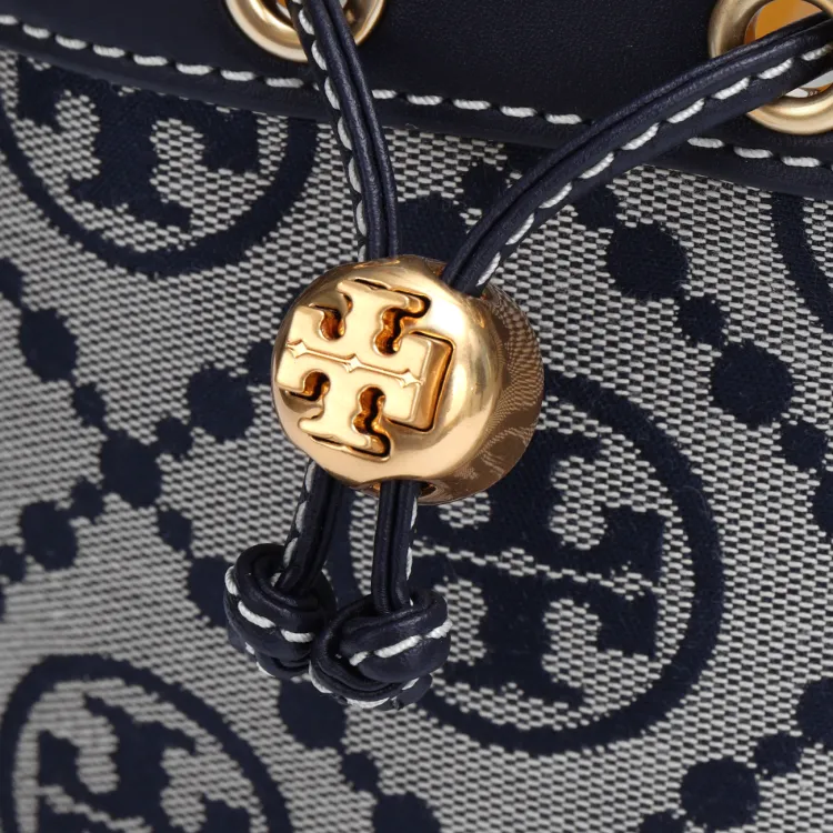 Magnetic closure of the backpack