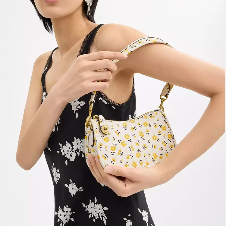 COACH Swinger Glove Tanning Handbag, Shoulder Bag Trumpets Women's Brass & Chalk Multicolor-4
