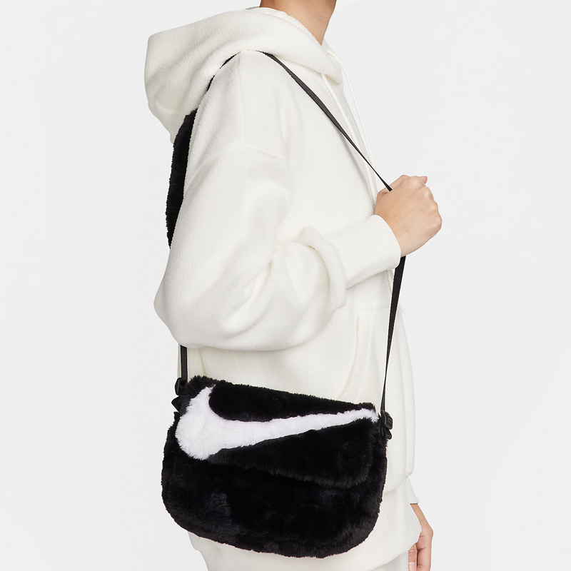 送料込み 追跡あり Nike Sportswear Futura 365 Nike Sportswear Women's Futura 365 Crossbody Bag (3L). Nike JP