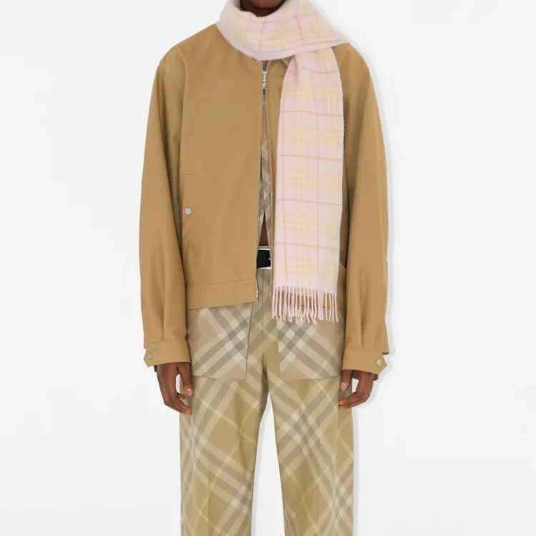 Burberry Logo patch Reversible Cashmere Scarf-5