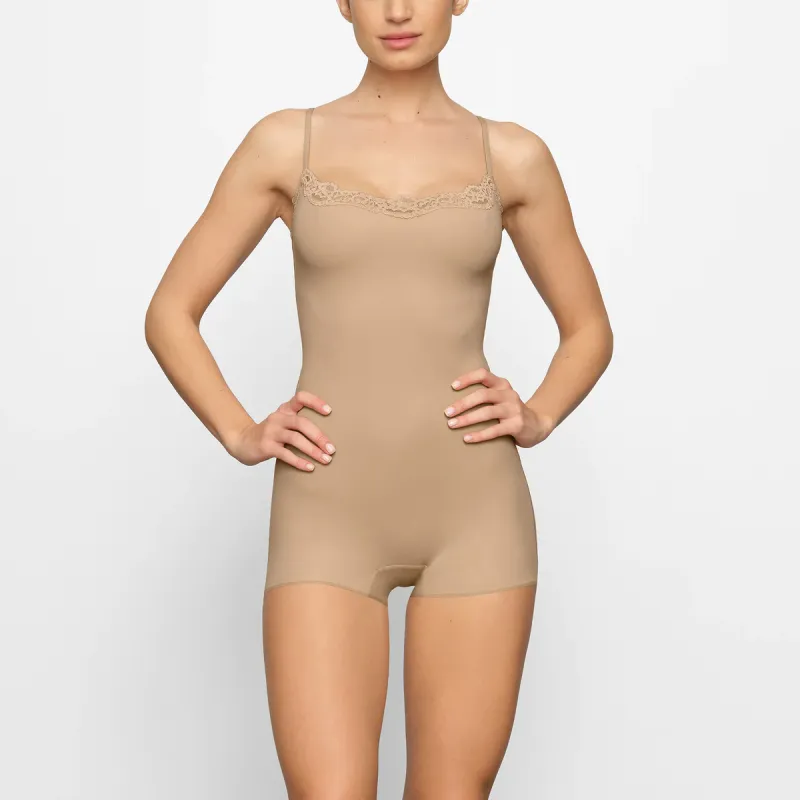 SKIMS FITS EVERYBODY CORDED LACE ONESIE Bodysuits Women's CLAY/Clay-3