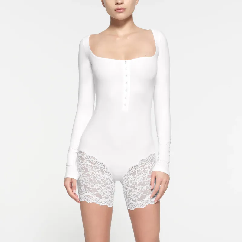 SKIMS FITS EVERYBODY LACE LONG SLEEVE ONESIE Bodysuits Women's SNOW/Snow-1