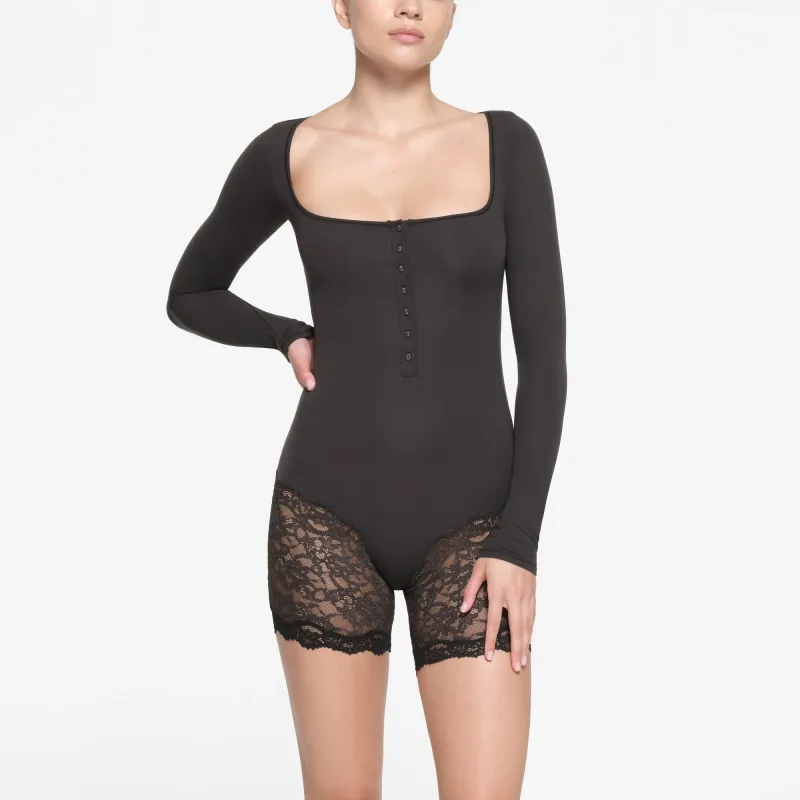 SKIMS FITS EVERYBODY LACE LONG SLEEVE ONESIE Bodysuits Women's ONYX/Onyx-1