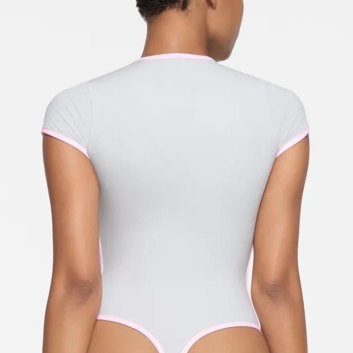 SKIMS FITS EVERYBODY CONTRAST TRIM T-SHIRT BODYSUIT Bodysuits Women's Platinum/Gold-1