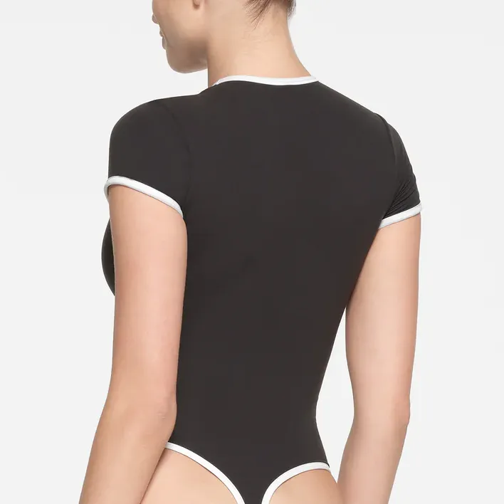 SKIMS FITS EVERYBODY CONTRAST TRIM T SHIRT BODYSUIT Bodysuits Women's ONYX/Onyx-2