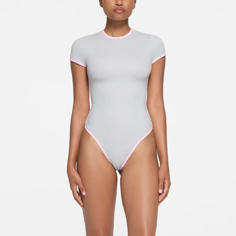 SKIMS FITS EVERYBODY CONTRAST TRIM T-SHIRT BODYSUIT Bodysuits Women's Platinum/Gold-2