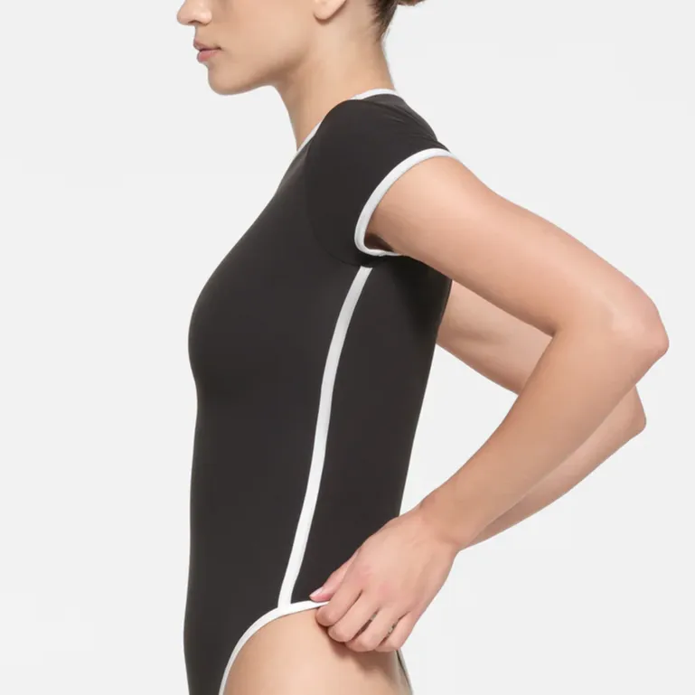 SKIMS FITS EVERYBODY CONTRAST TRIM T SHIRT BODYSUIT Bodysuits Women's ONYX/Onyx-3