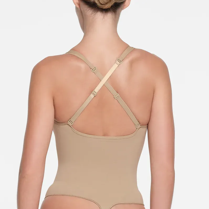 SKIMS SEAMLESS SCULPT DEEP PLUNGE THONG BODYSUIT Bodysuits Women's CLAY/Clay-1