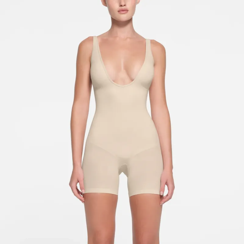 SKIMS SEAMLESS SCULPT DEEP PLUNGE SHORT BODYSUIT Bodysuits Women's SAND/Sand-1