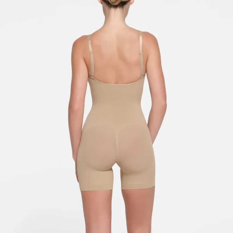 SKIMS SEAMLESS SCULPT DEEP PLUNGE SHORT BODYSUIT Bodysuits Women's CLAY/Clay-2