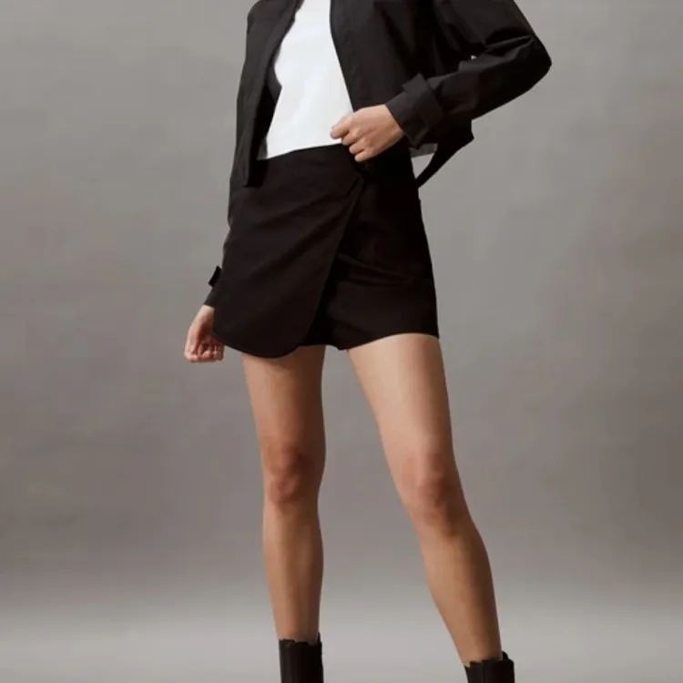 CALVIN KLEIN Casual Shorts Women's Space Black-3