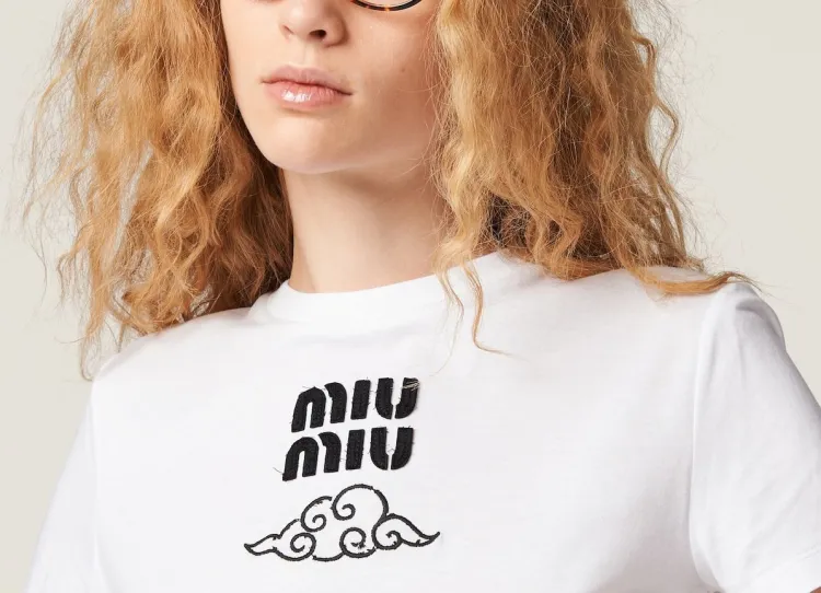 Tシャツ・カットソー MIU MIU Women Tops MJA906SOOO 11QG F04MU B CO POMICE PIOMBO MIU MIU T-Shirts Women's - POIZON