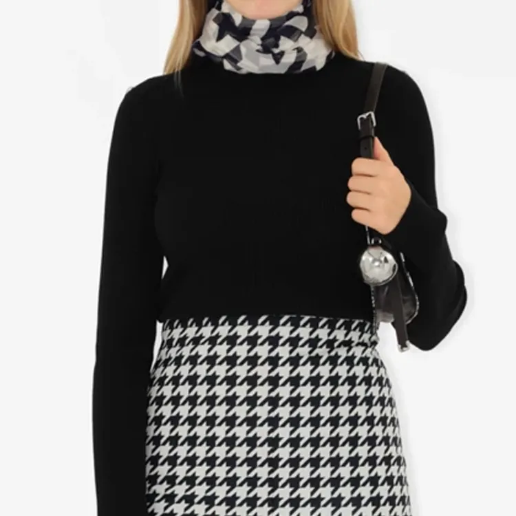 Burberry Mulberry Silk Scarves Unisex Black-2