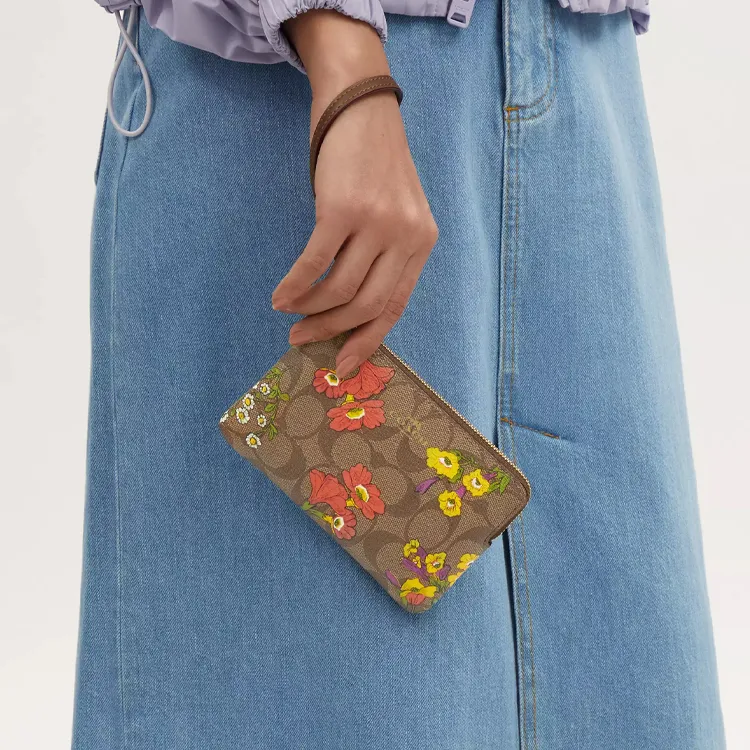 COACH Corner Zip Signature Canvas Clutch Small Size Women's Gold & Khaki Multicolor-4