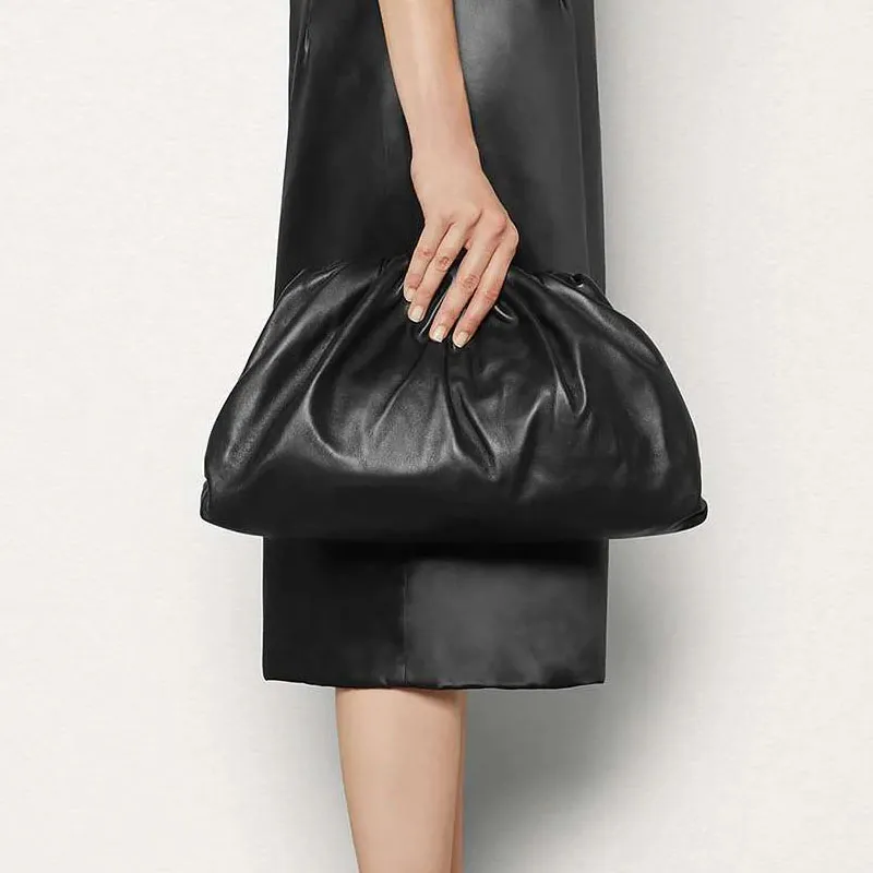 Bottega Veneta The Pouch Butter Calf Nero-3