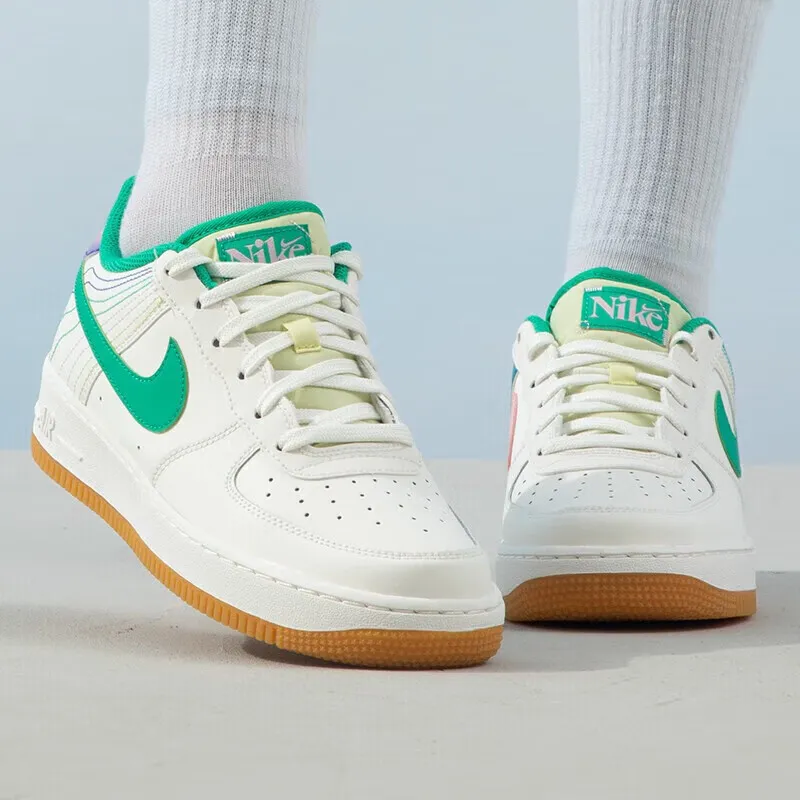スニーカー Nike Air Force 1 Low LV8 3 Heel Stitch Sail Stadium Green Nike Air Force 1 Low LV8 3 Heel Stitch Sail Stadium Green GS