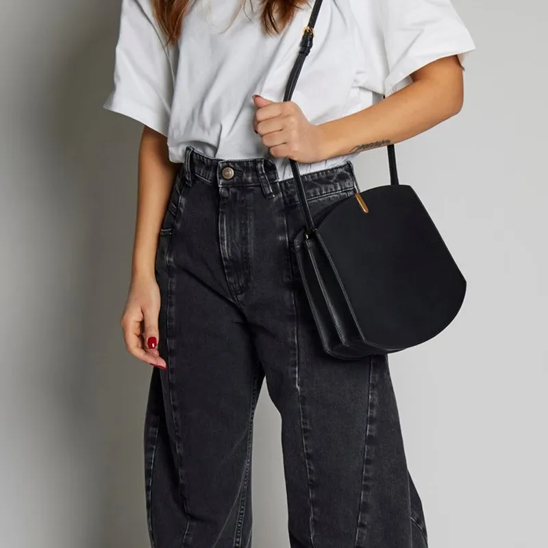 SAVETTE Leather Shoulder Bag Women's Black-4